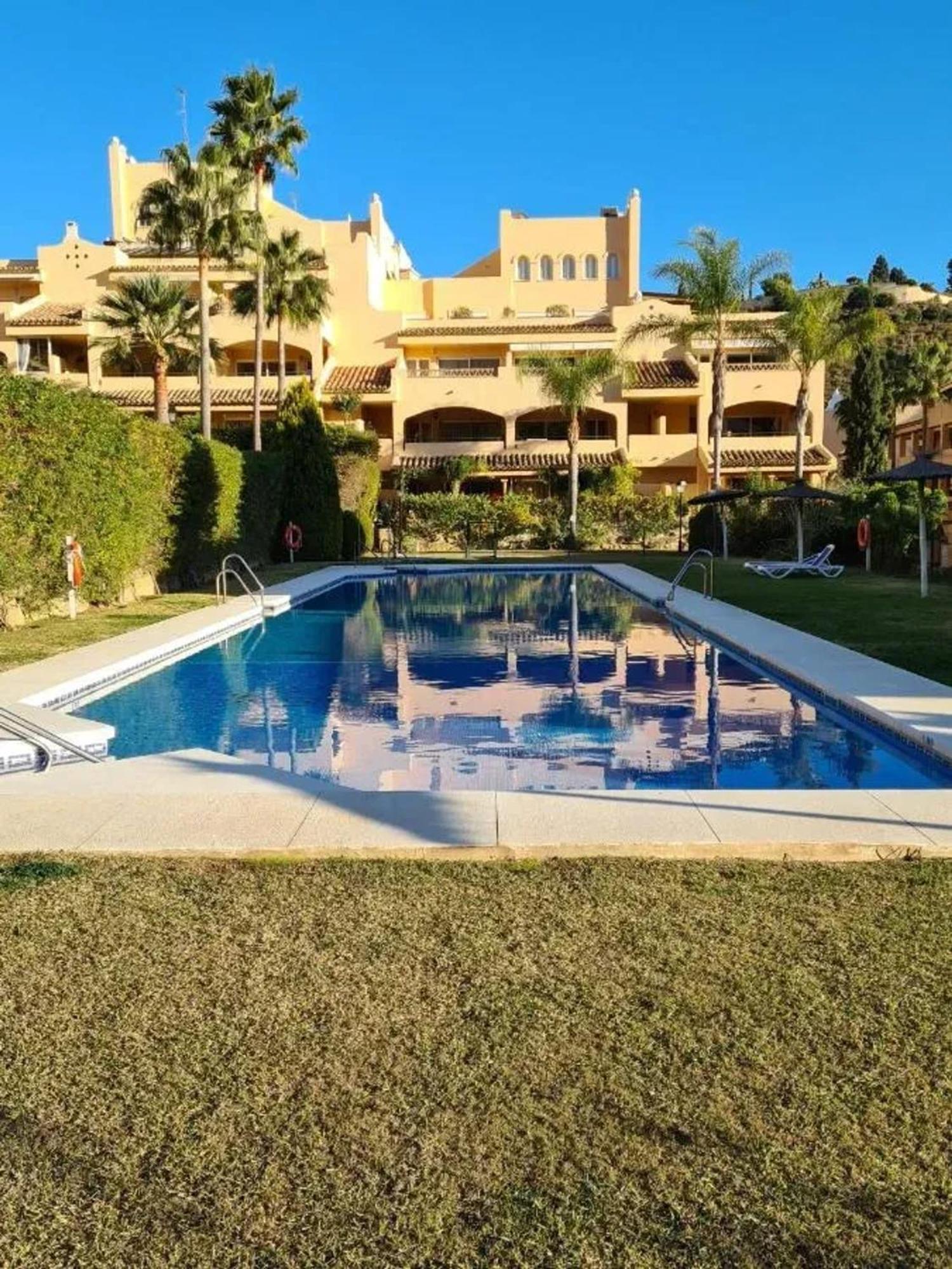 Family In With Pool Appartement